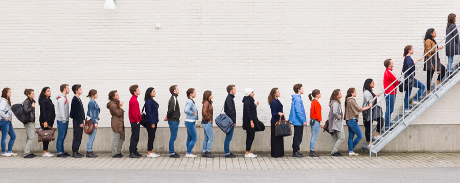 Imagem pessoas indo tirar visto americano